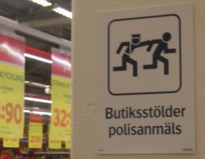 Ladendiebstahl wird angezeigt (schwedischer Supermarkt)