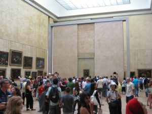 Besucher im Raum der Mona Lisa im Louvre in Paris