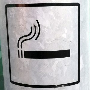 Hinweis auf eine Raucherzone an einem Aschenbecher im Freien. Schweden.