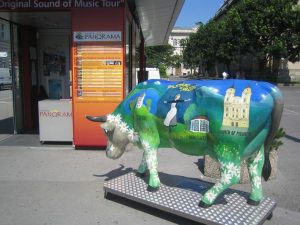 Kuh mit "Sound of Music"-Motiven in der Nähe der Fahrkartenverkaufsstelle für die "Sound of Music"-Tour. Salzburg