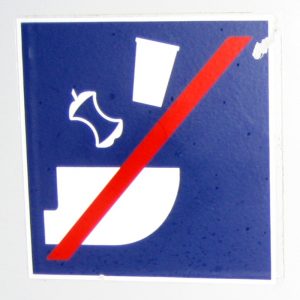 Aufkleber in der Toilette eines IC-Wagons der DB