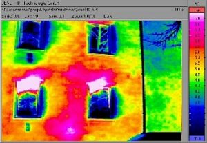 Hausfassade mit einer Wärmekamera aufgenommen.