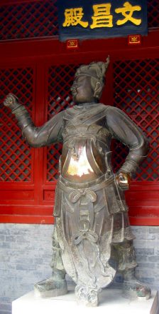 Eine Statue im Tempel der Weißen Wolke in Peking. Den Bauch berühren bringt Glück.