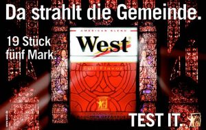 Kirchenfester. West-Zigarettenwerbung 2000 oder 2001