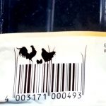 Strichcode mit Hühnern als Wiese auf einer Verpackung für Putenschinken